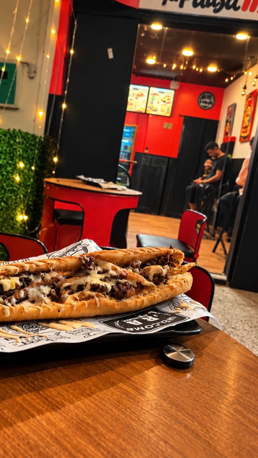 Table et sandwich dans l'intérieur de La Pausa